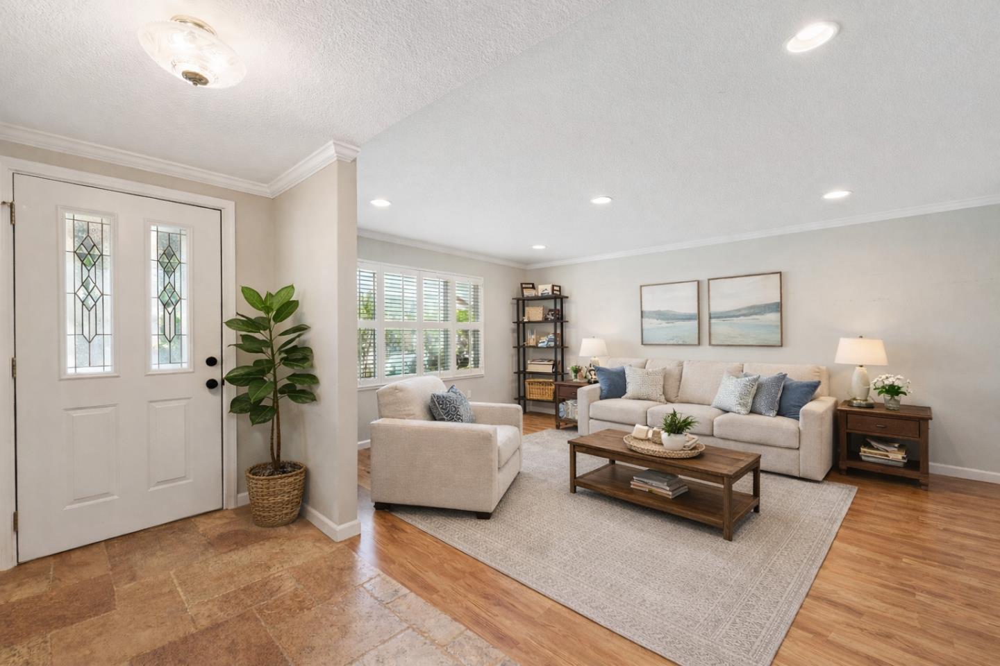 6620 Thames DR - Living area