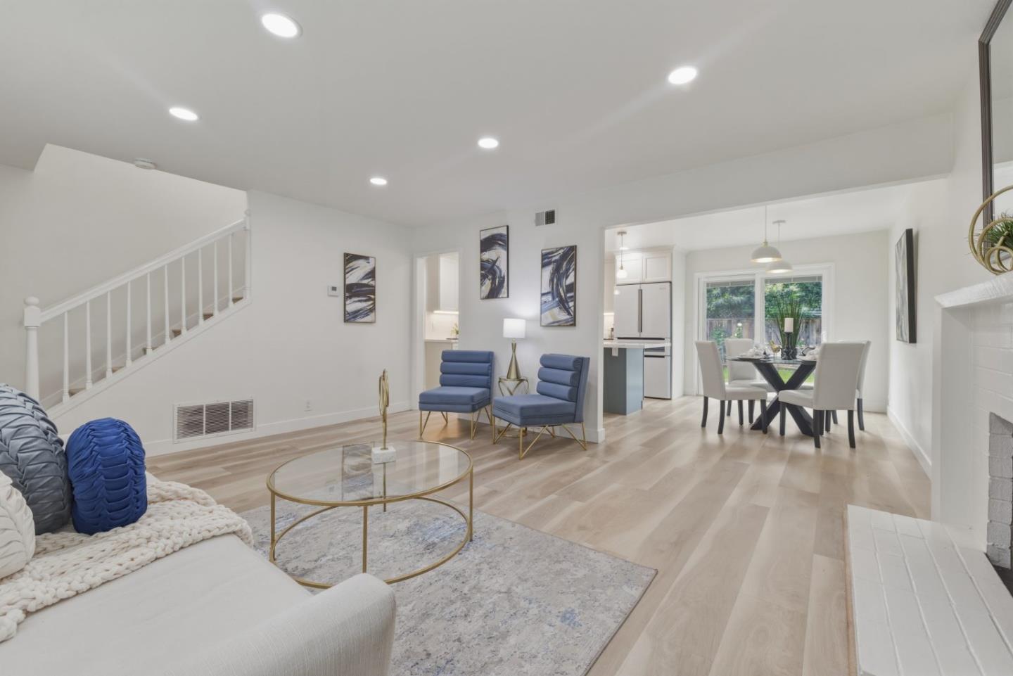 252 Omira DR - Living area
