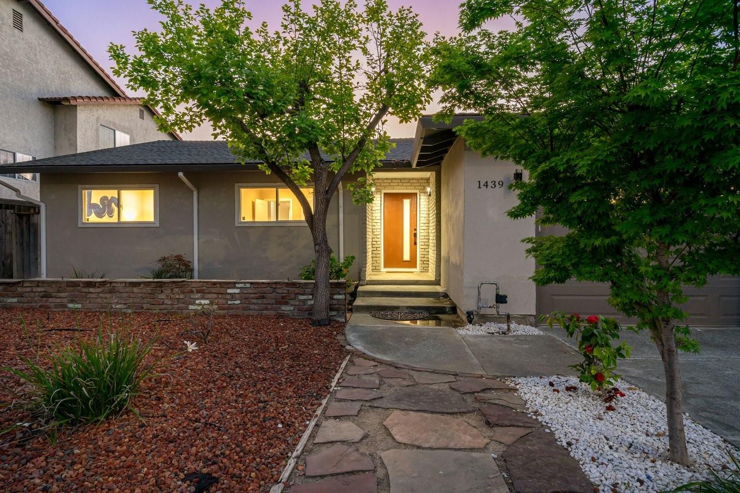 1439 Miller AVE - Living area