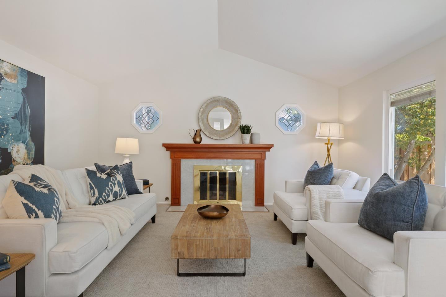 1102 Blue Lake SQ - Living area