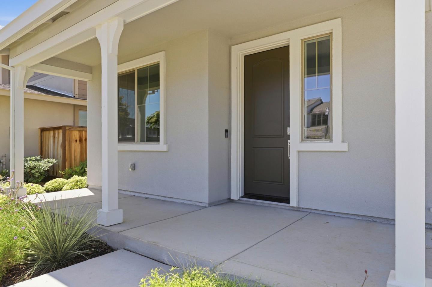 7387 Ailes CT - Living area