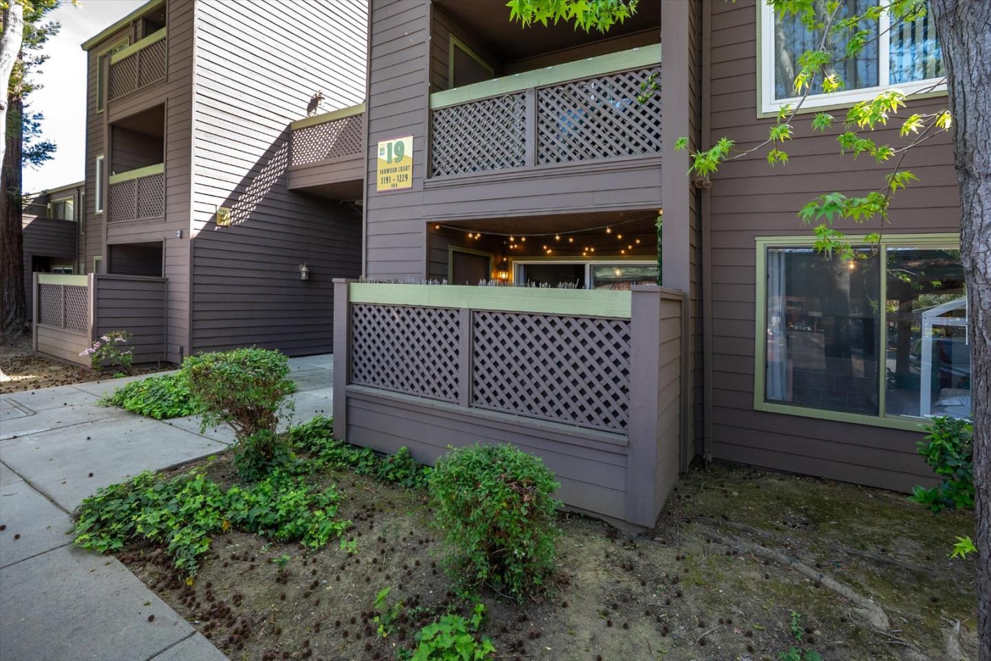 1195 Yarwood CT - Kitchen