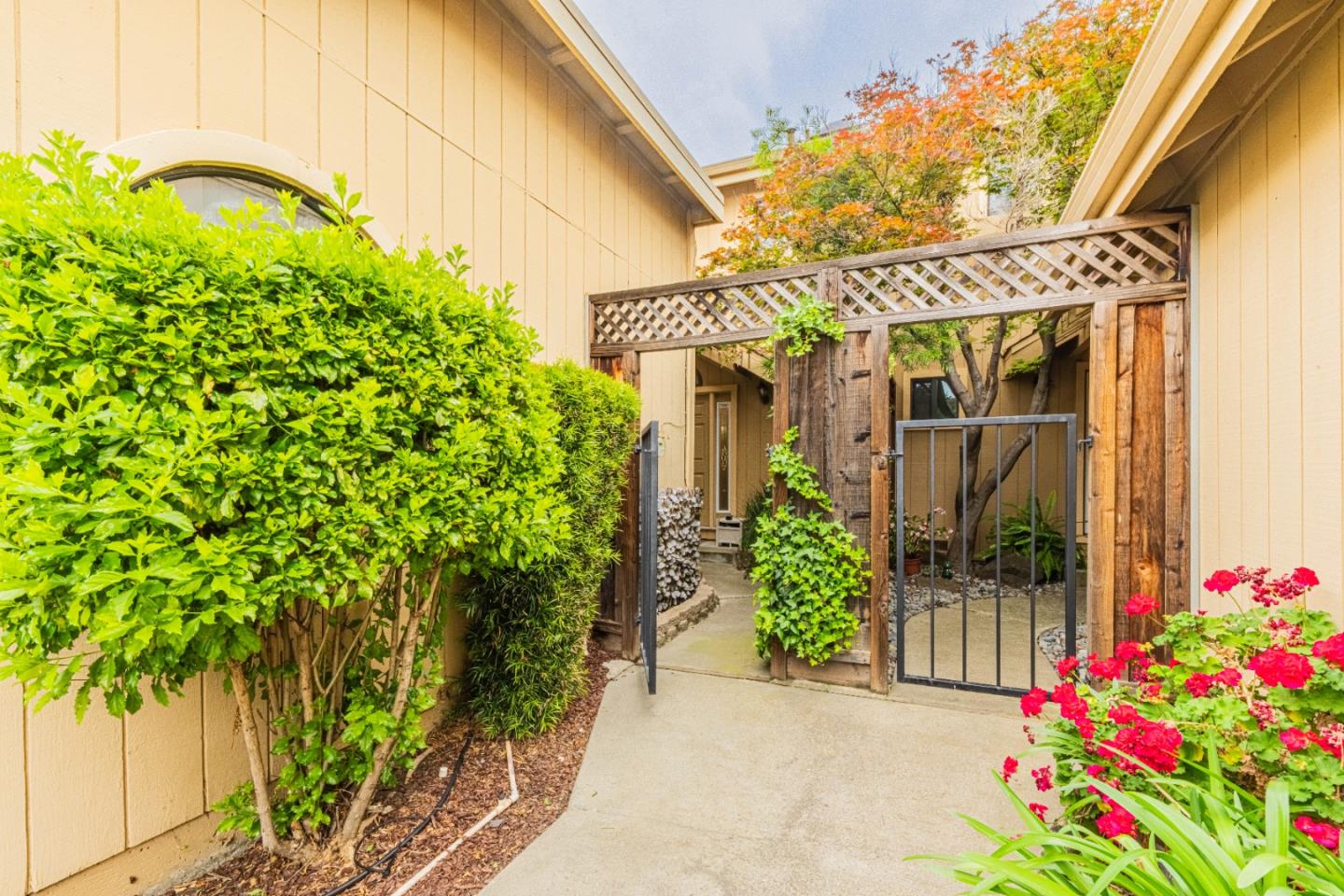 2112 Darnis CIR - Kitchen