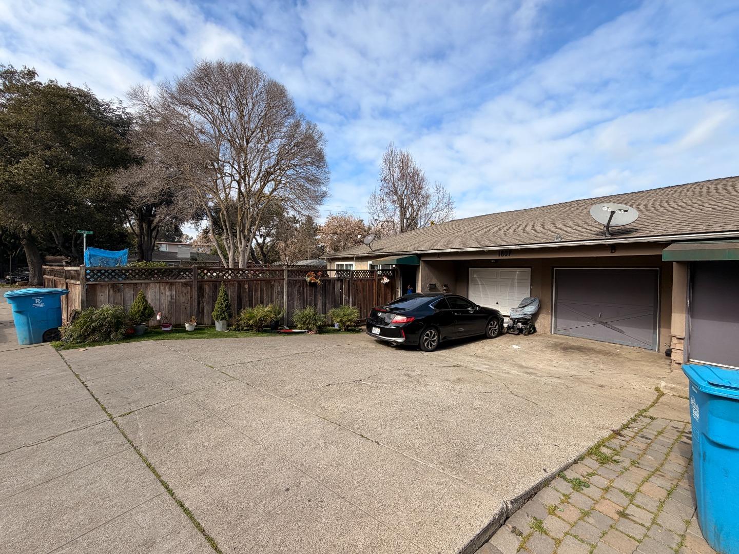 1807 Woodland AVE - Living area