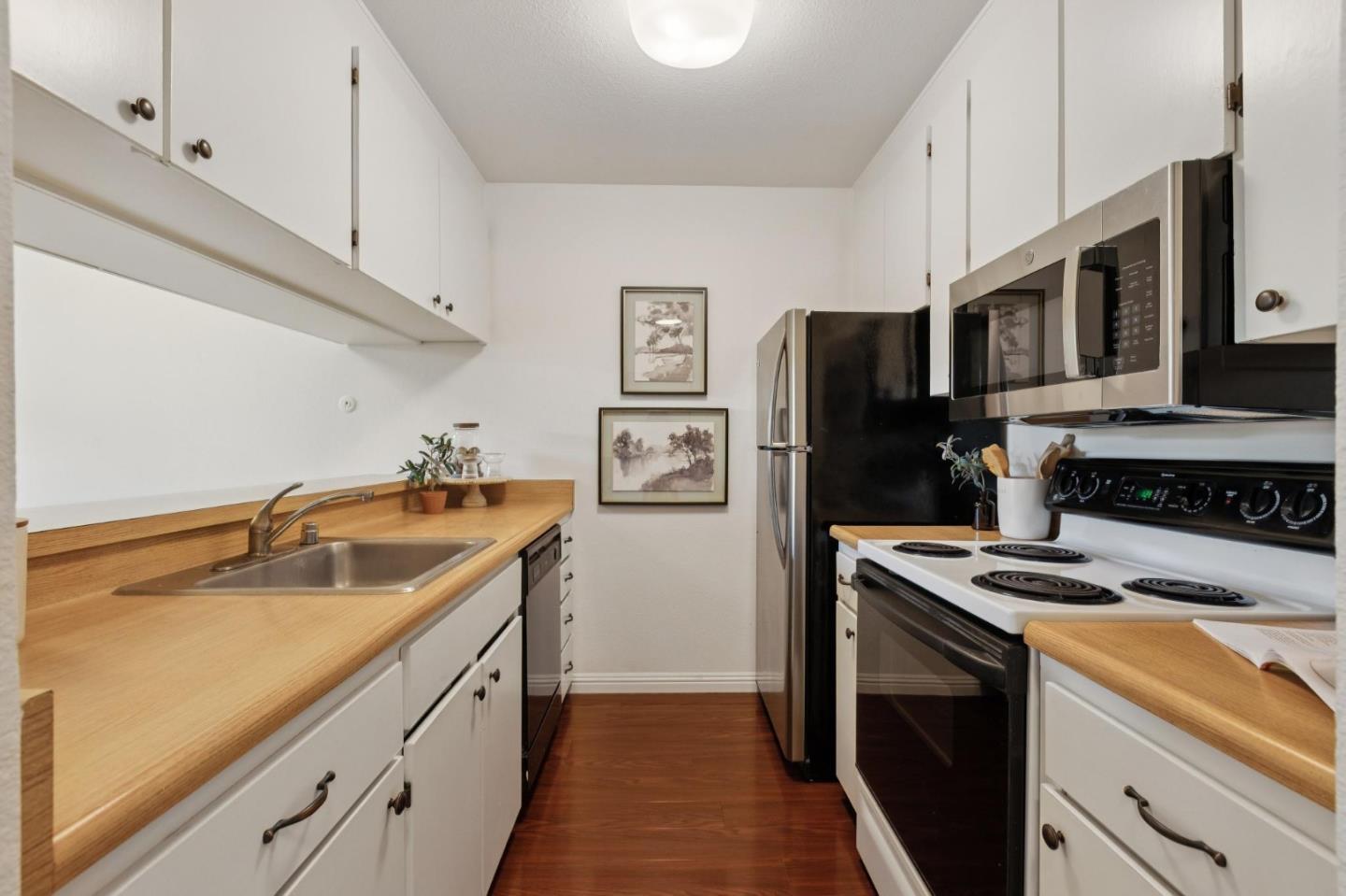 2101 Shelter Creek LN - Kitchen