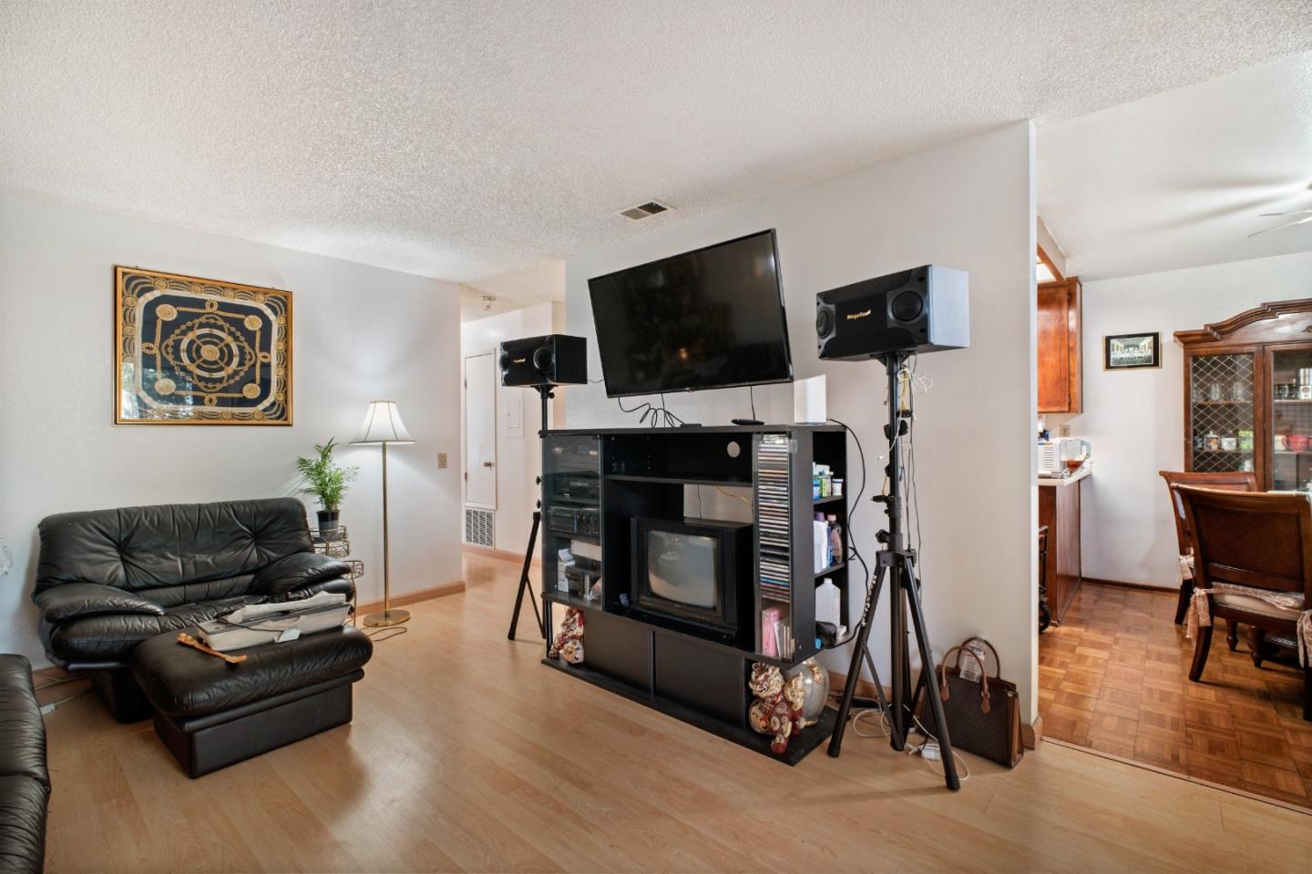 2599 Easton LN 109 - Living area