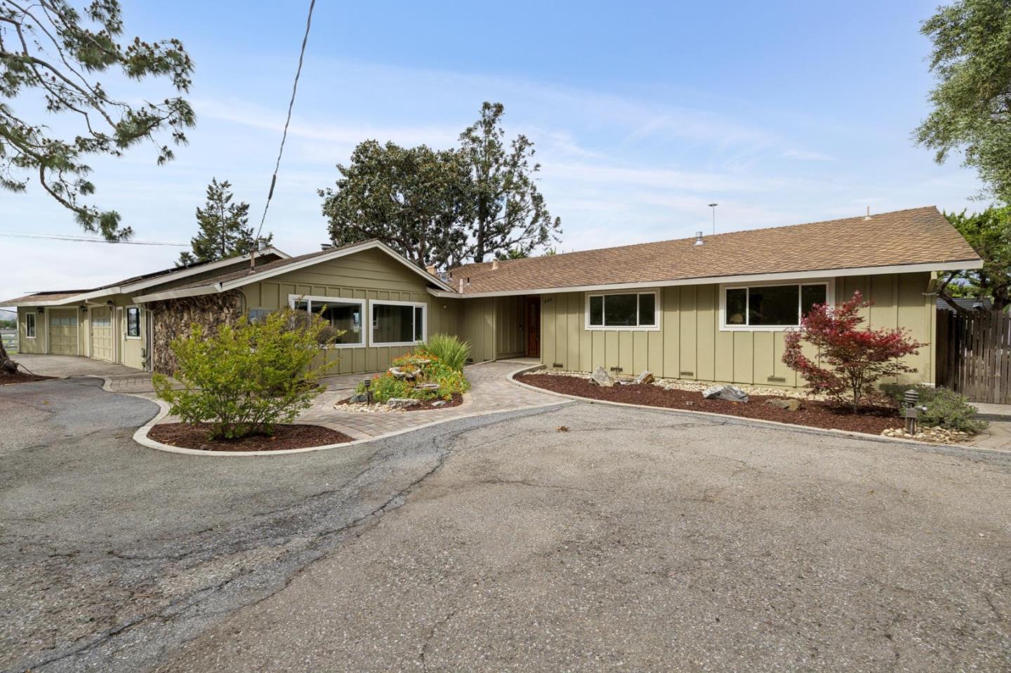 645 Hale AVE - Living area