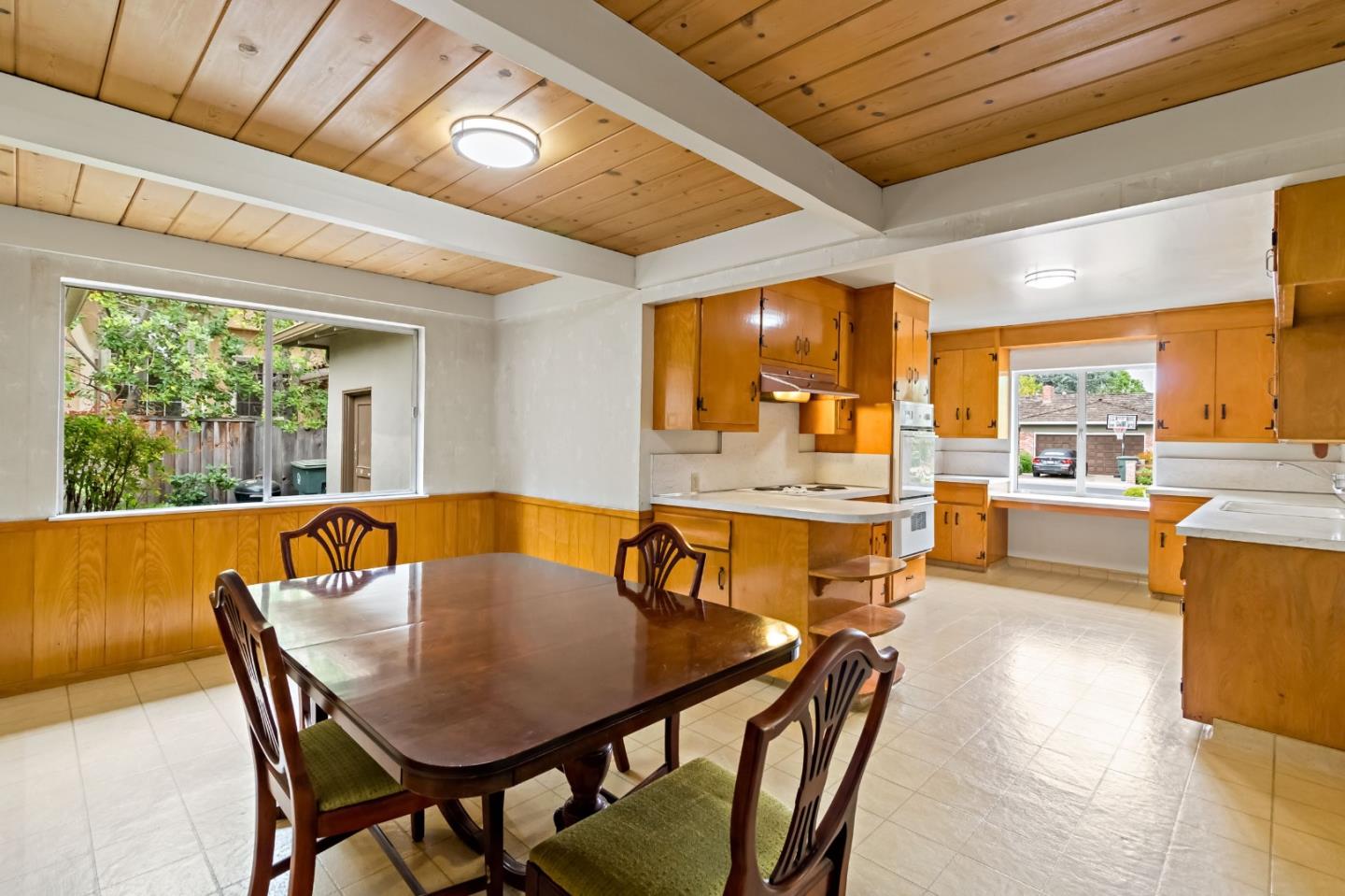 744 Mayview - Living area