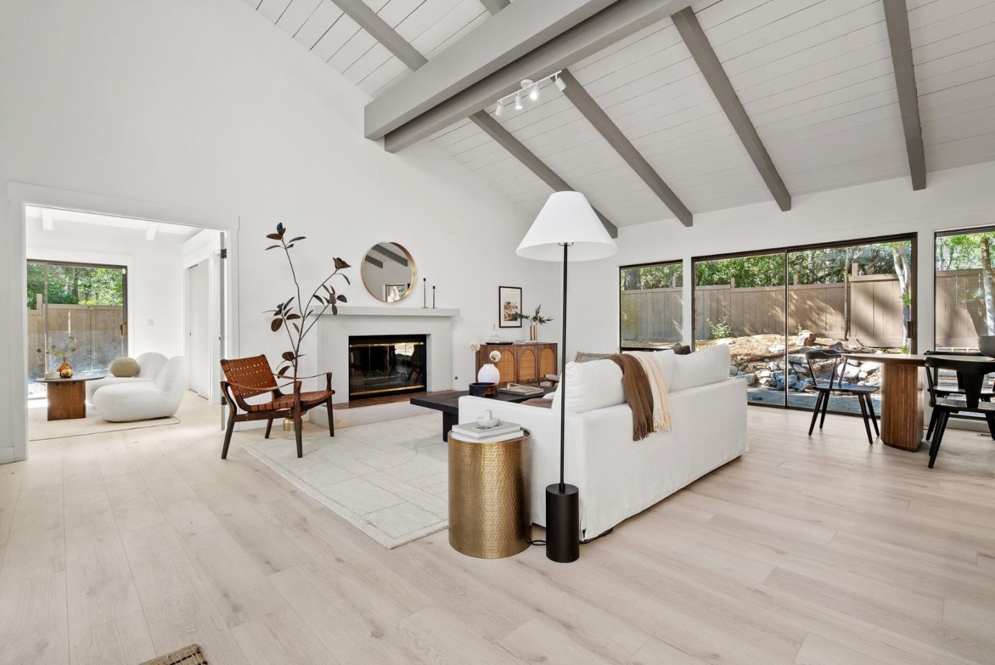 4091 Pine Meadows WAY - Living area