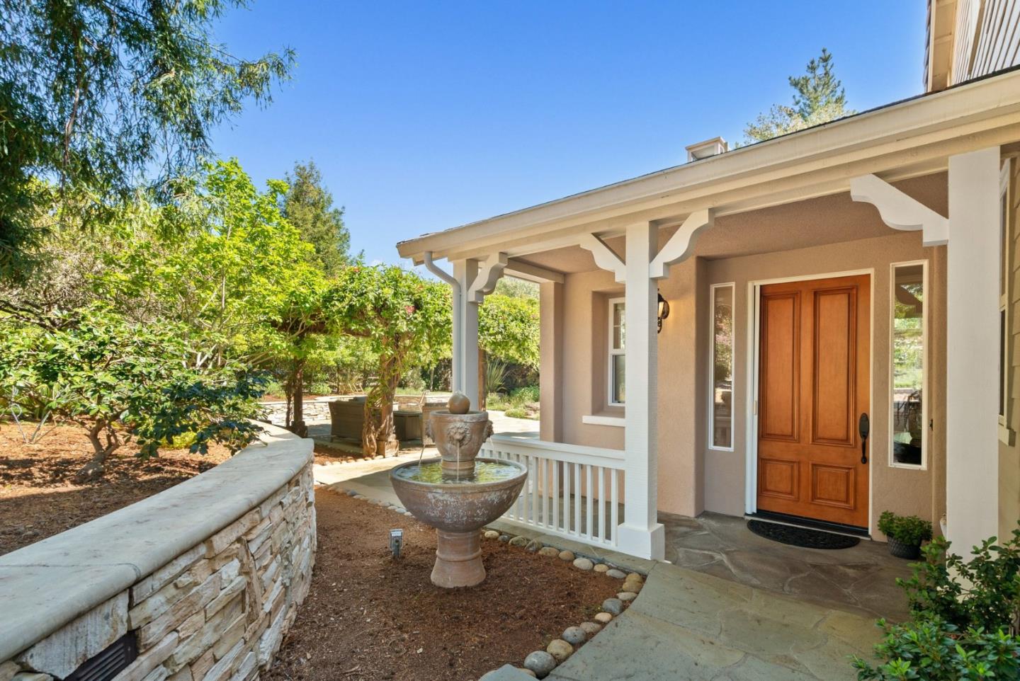 335 Bridlewood CT - Living area