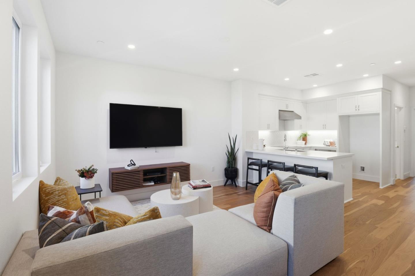 1129 Esther CT - Living area