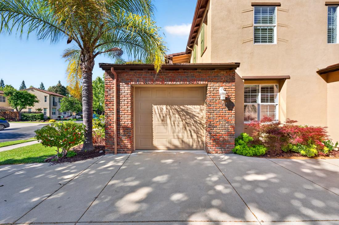 7532 Strath PL - Living area