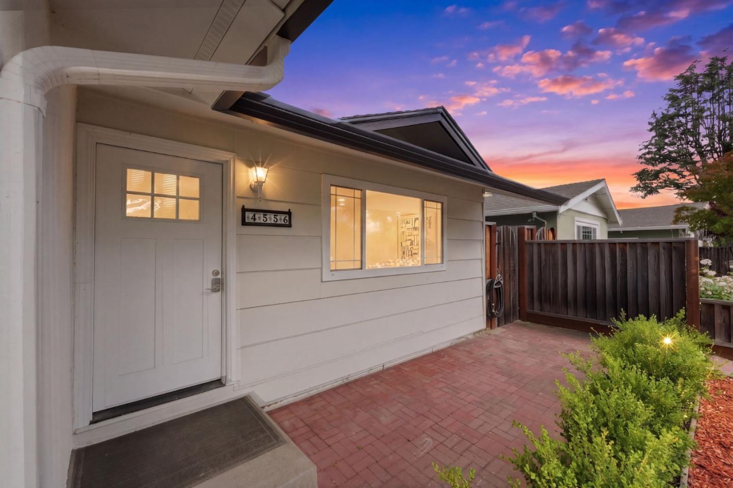 4556 Harwood RD - Living area