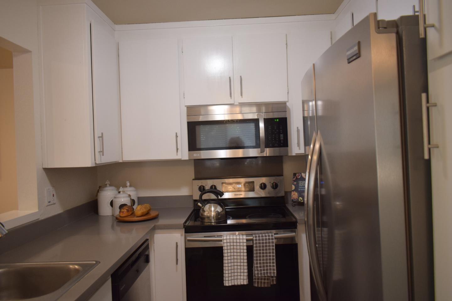 1435 Alma LOOP - Kitchen