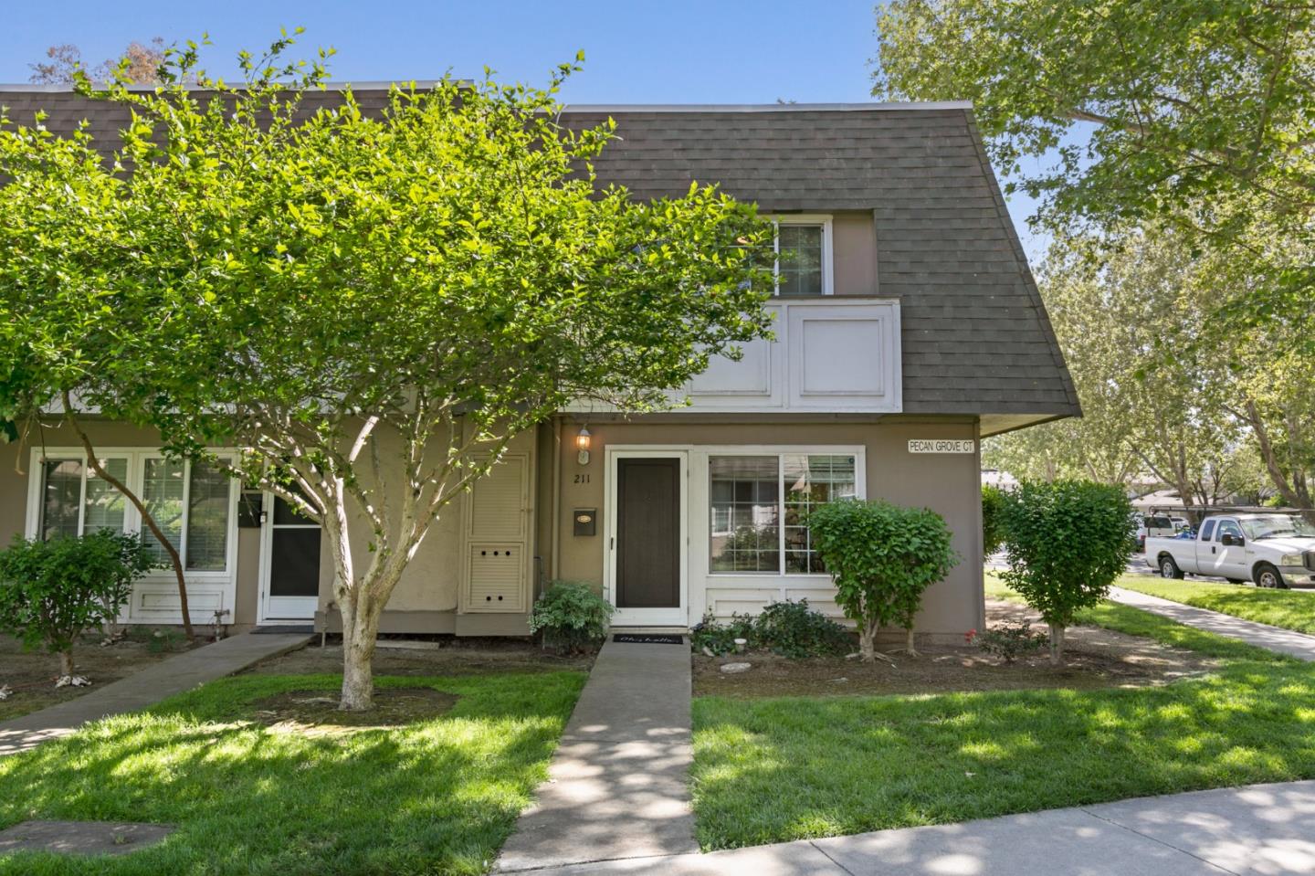 211 Pecan Grove CT
