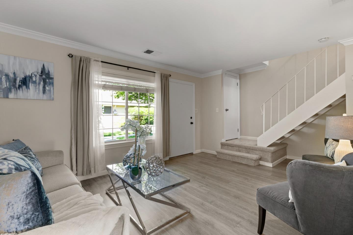 211 Pecan Grove CT - Living area