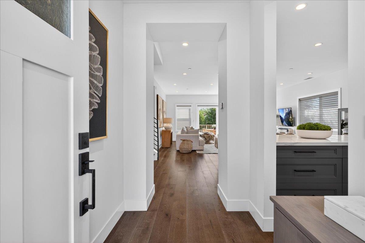 10200 Empire AVE - Living area