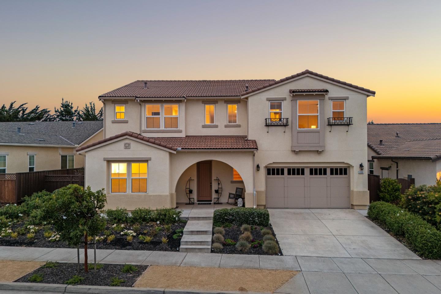 600 Bluffs DR