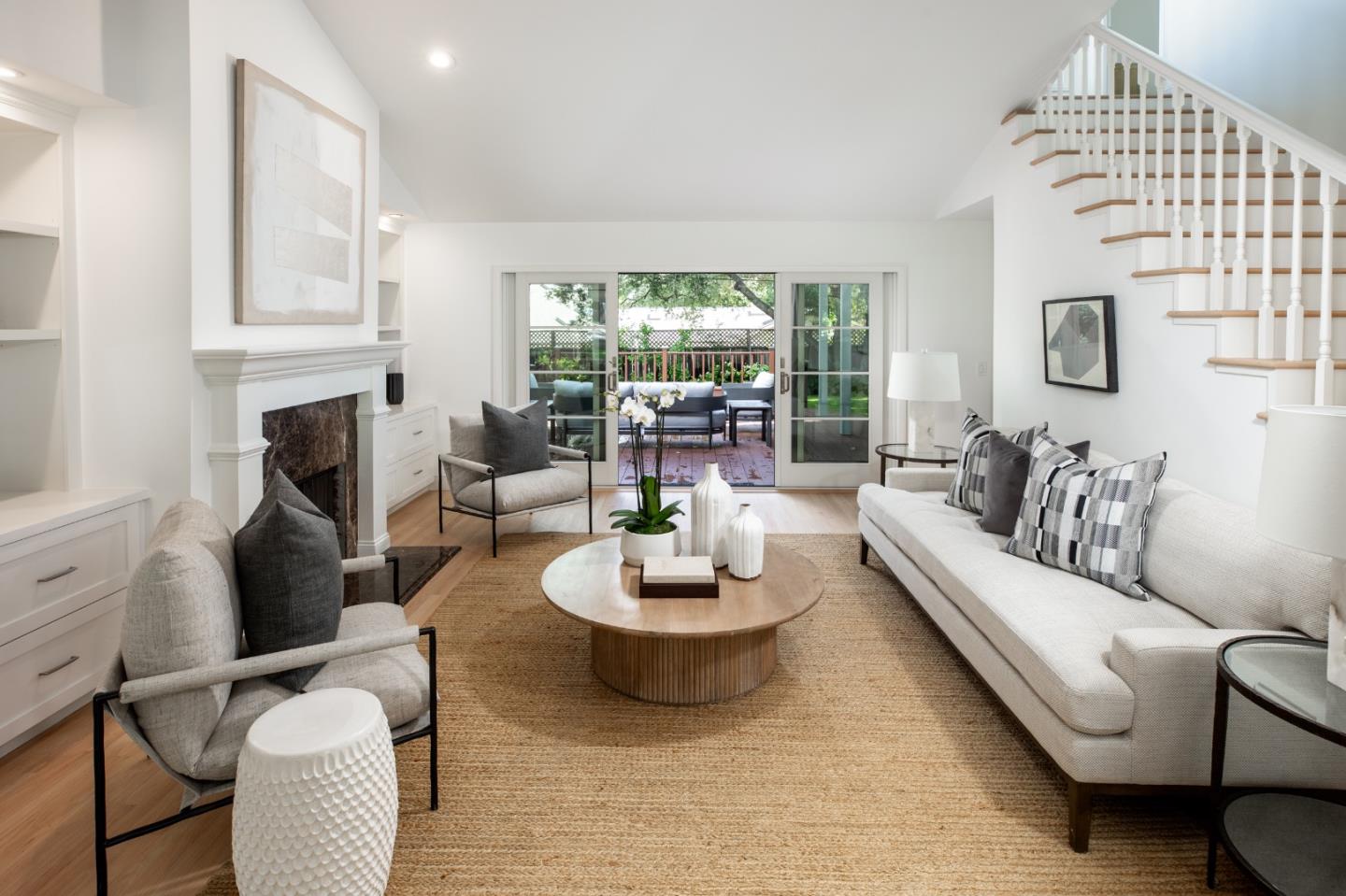 526 Pinecrest DR - Living area