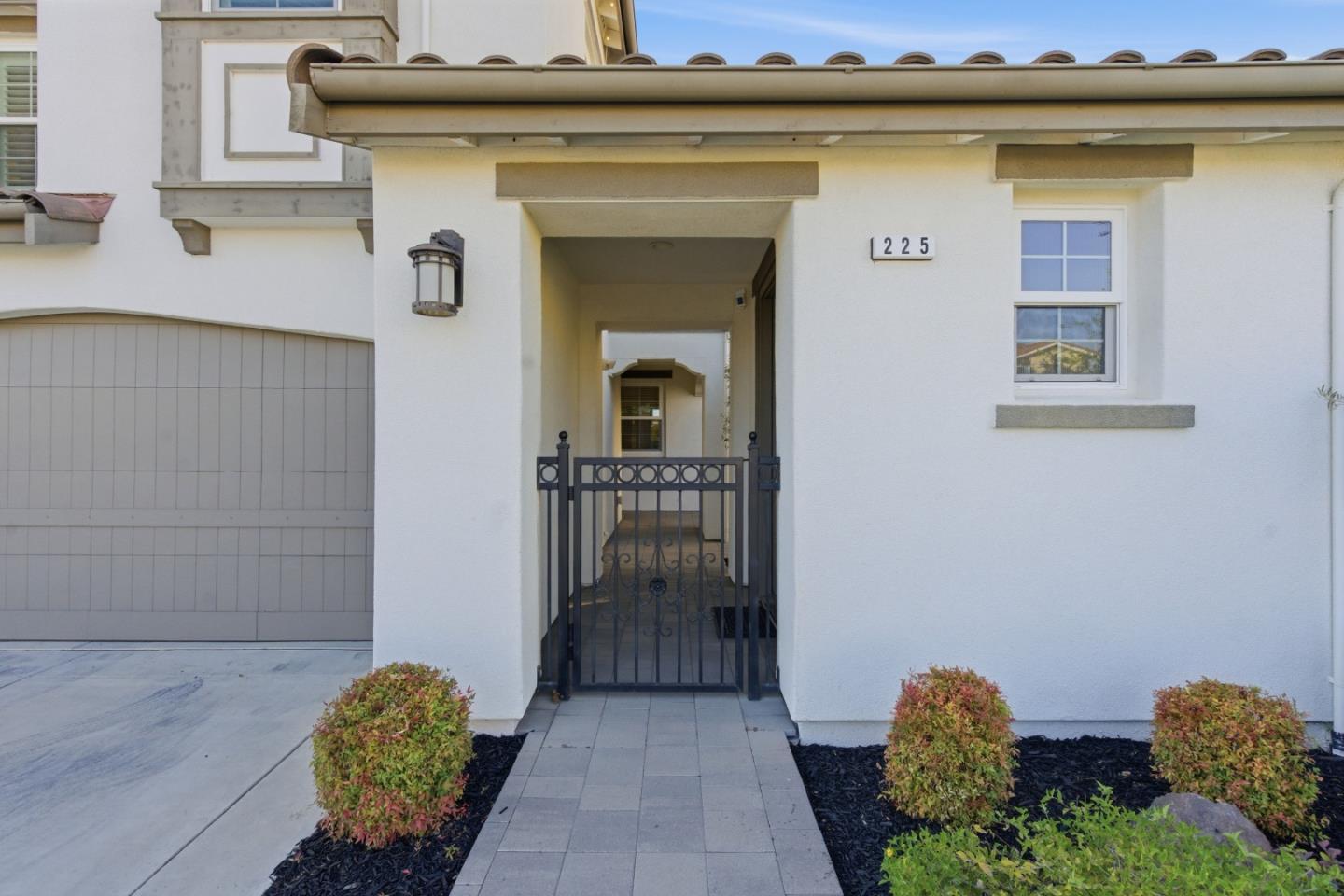 225 Calle Del Rey - Kitchen