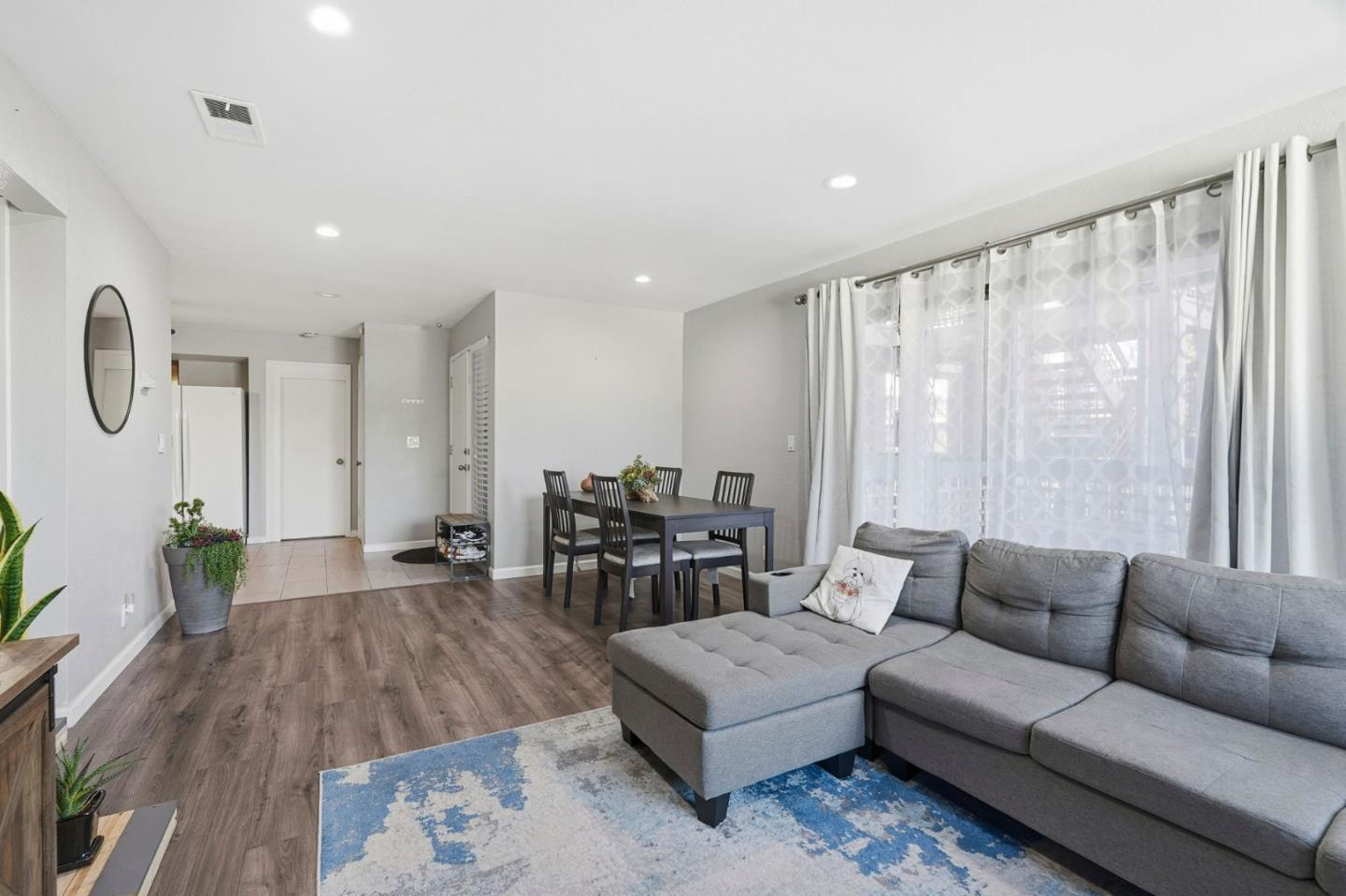 5547 Russo - Living area