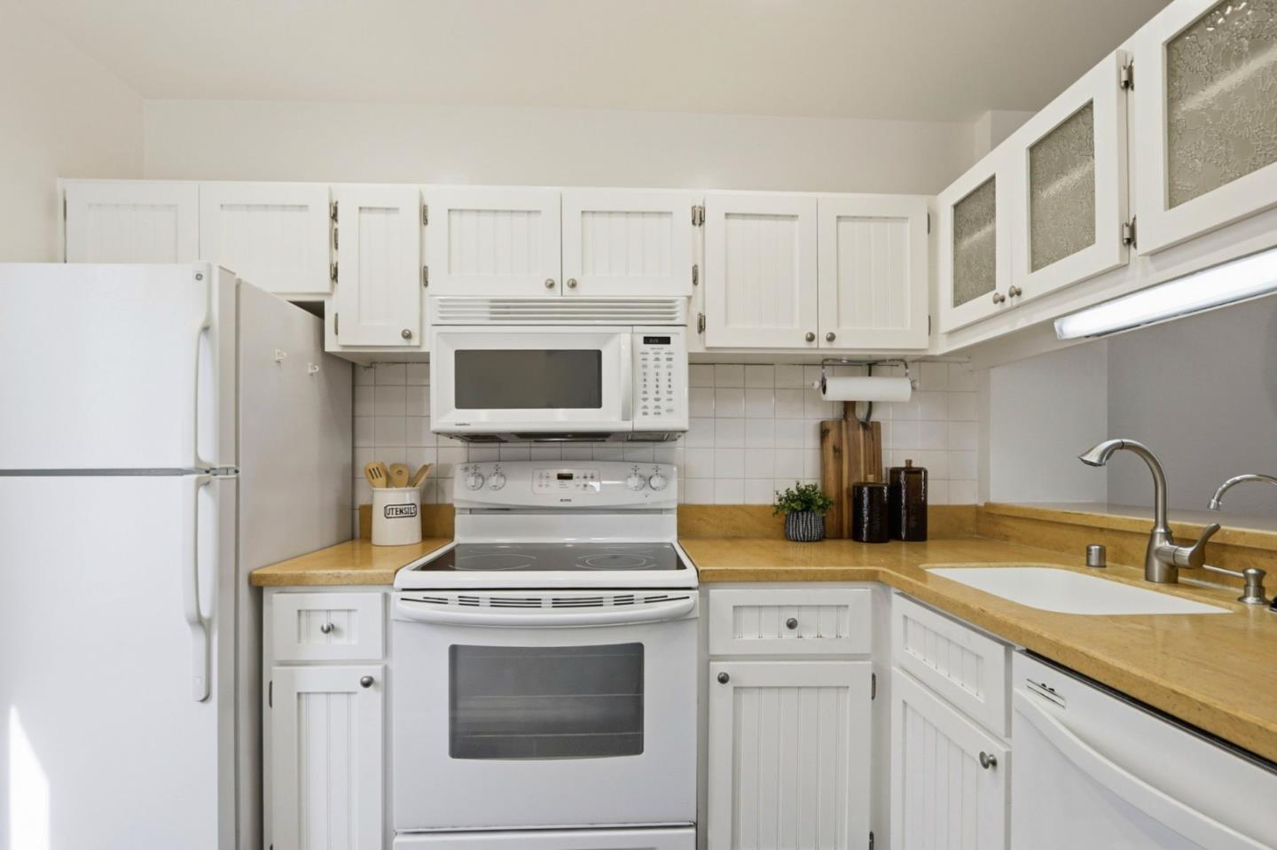 3007 Kaiser DR F - Bathroom