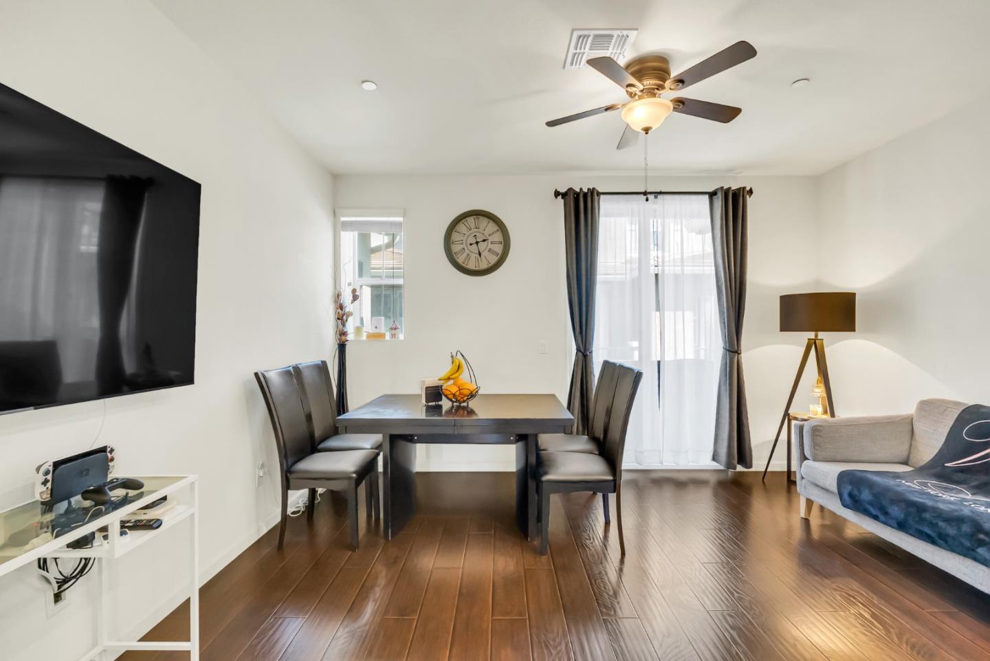 23 Bettencourt WAY - Kitchen