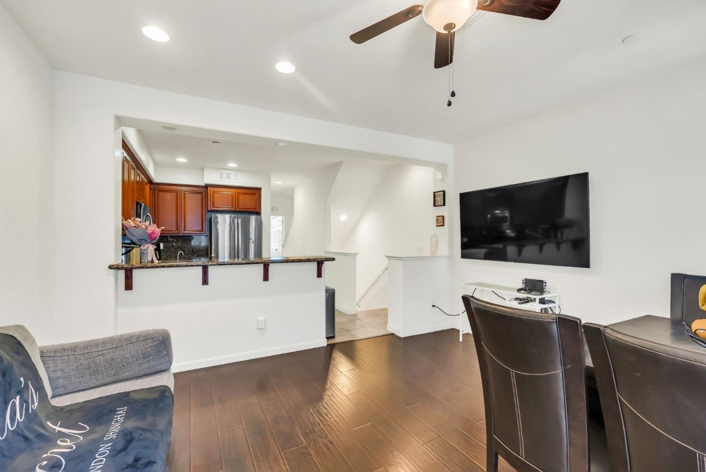 23 Bettencourt WAY - Living area