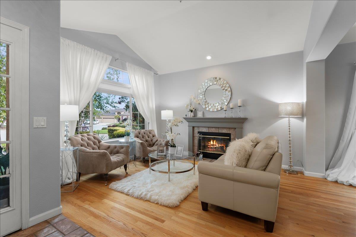 17115 Rosemary CIR - Living area