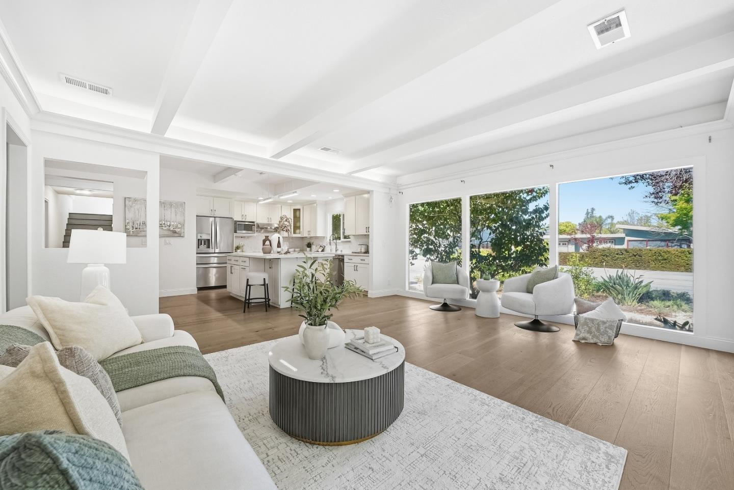 592 Sunnymount AVE - Living area