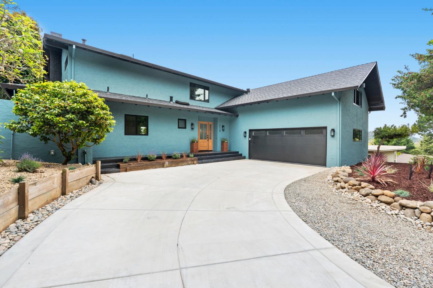 210 Thunderbird DR