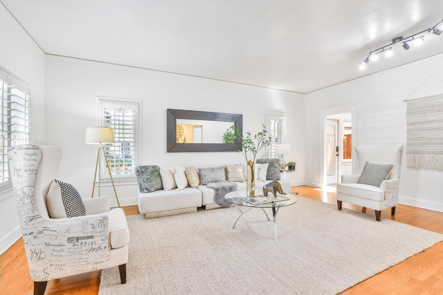 20 Clayton - Living area