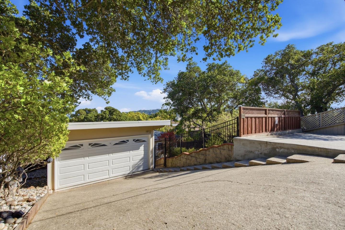 1912 Oak Knoll DR
