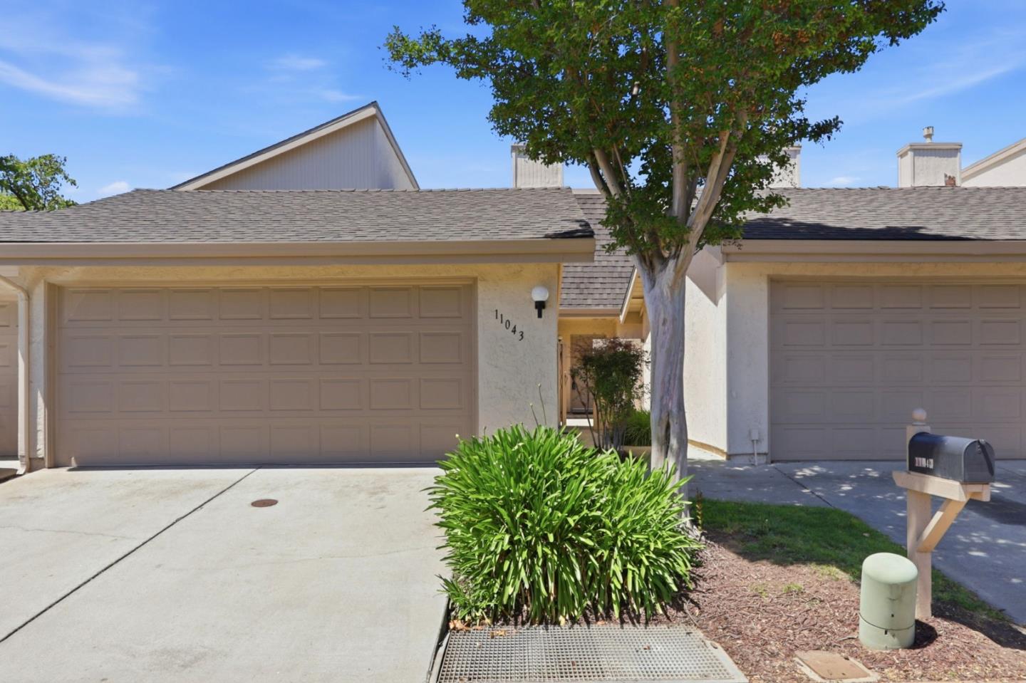 11043 Firethorne DR - Interior