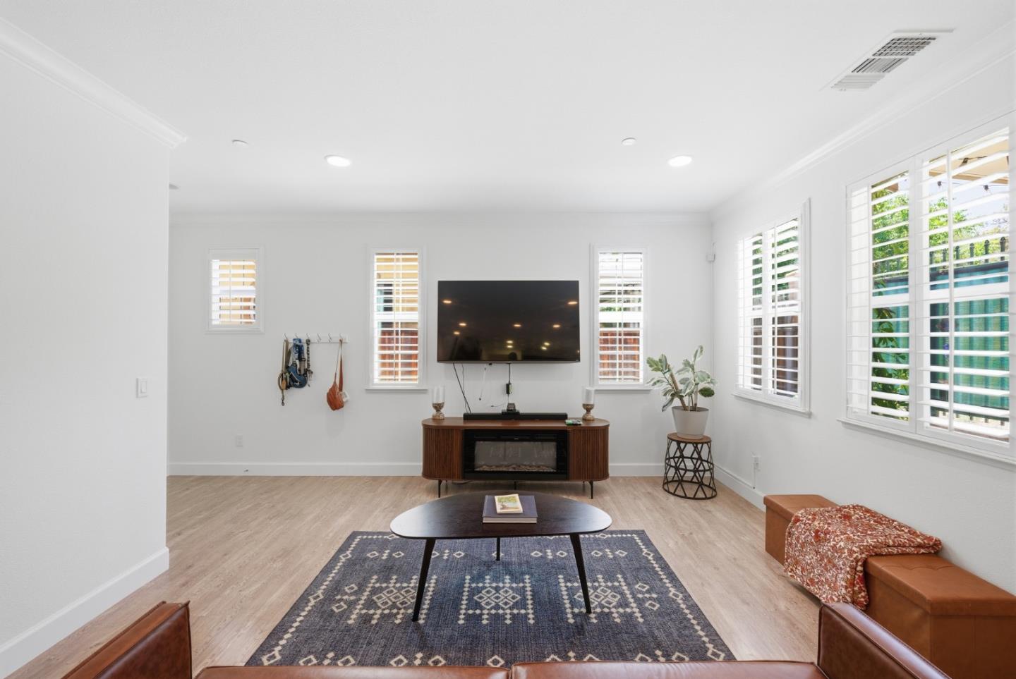 135 Palomino PL - Living area