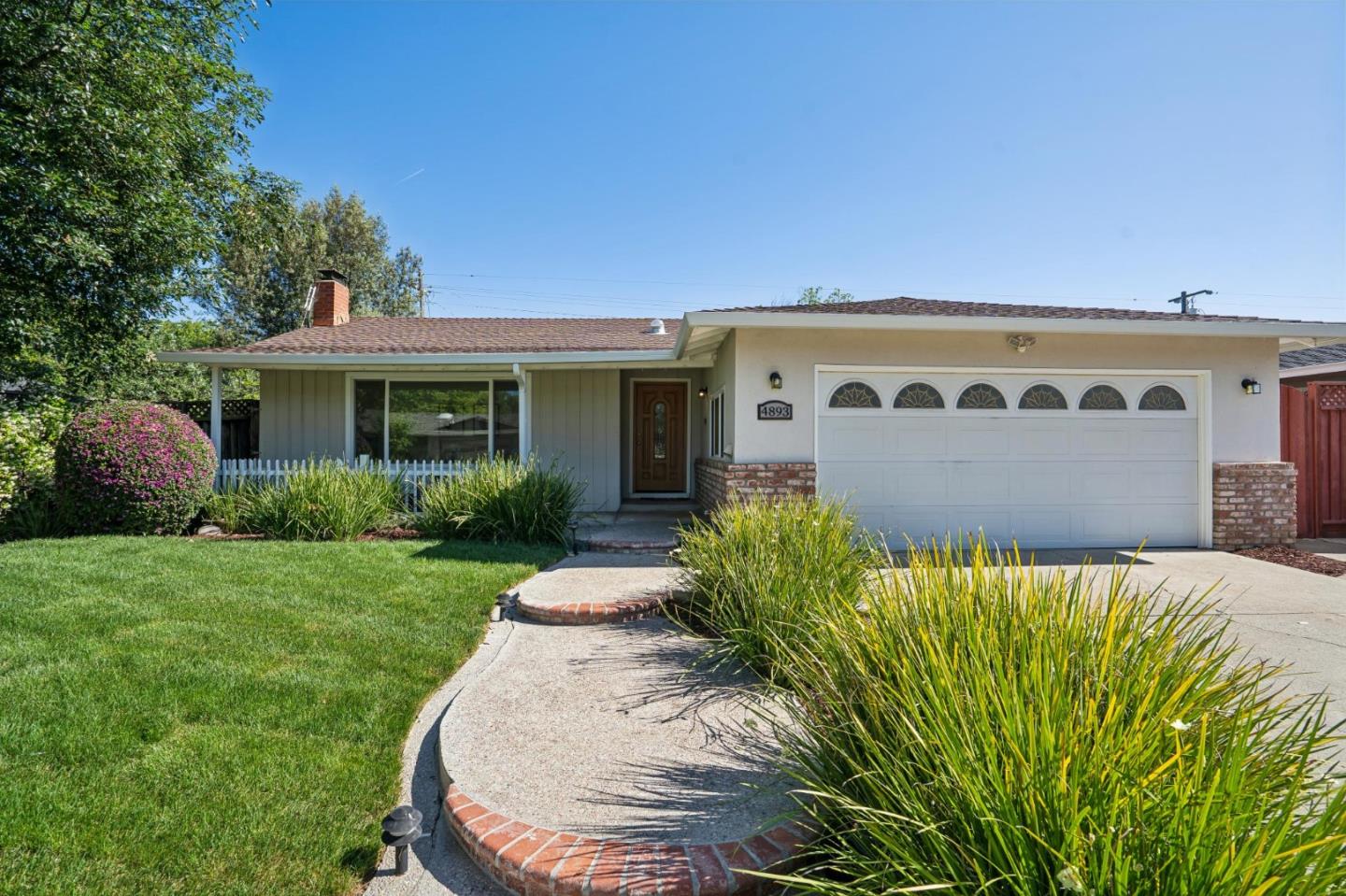 4893 Clarendon DR