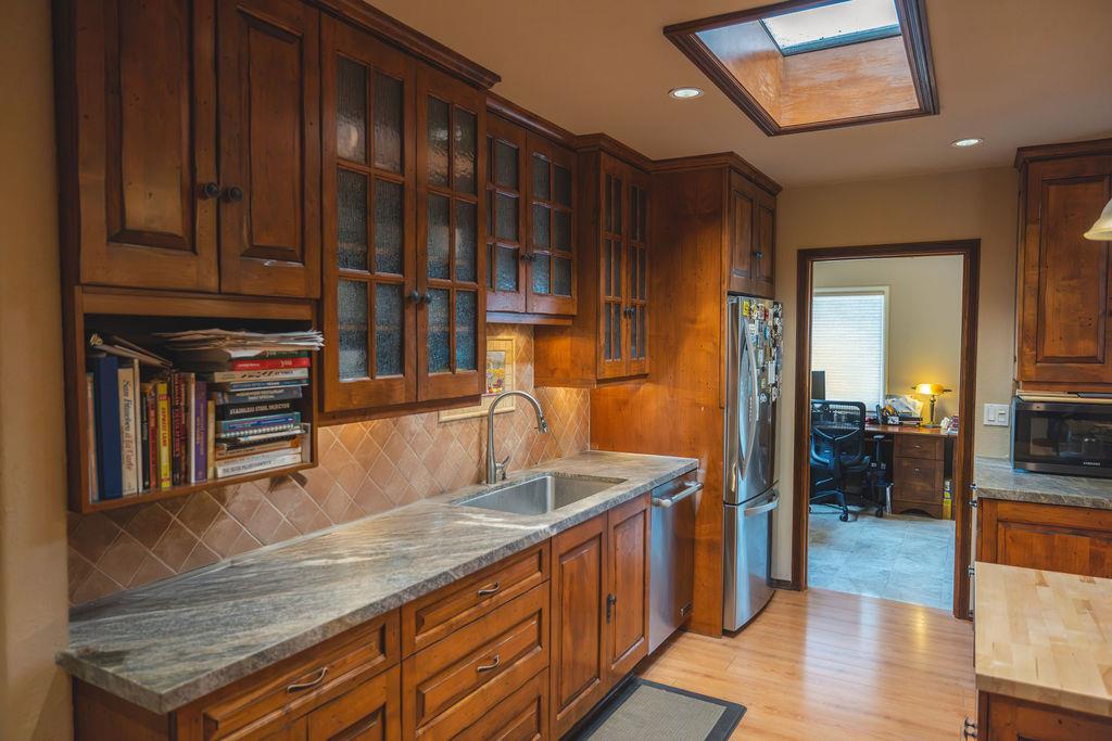 206 Edinburgh AVE - Living area