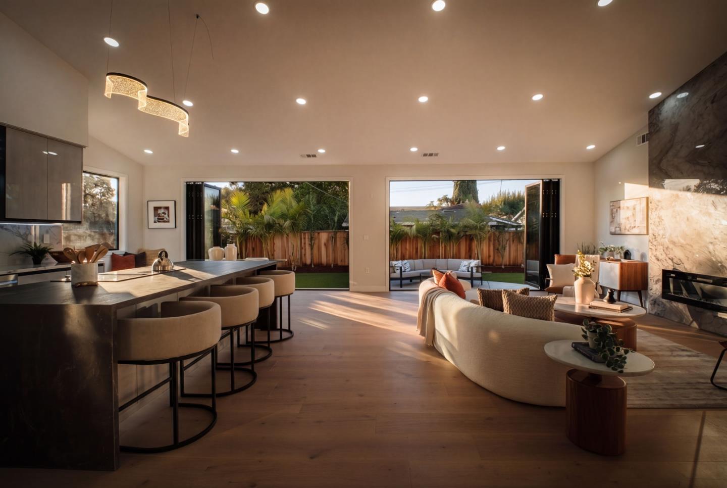 806 Emily DR - Living area