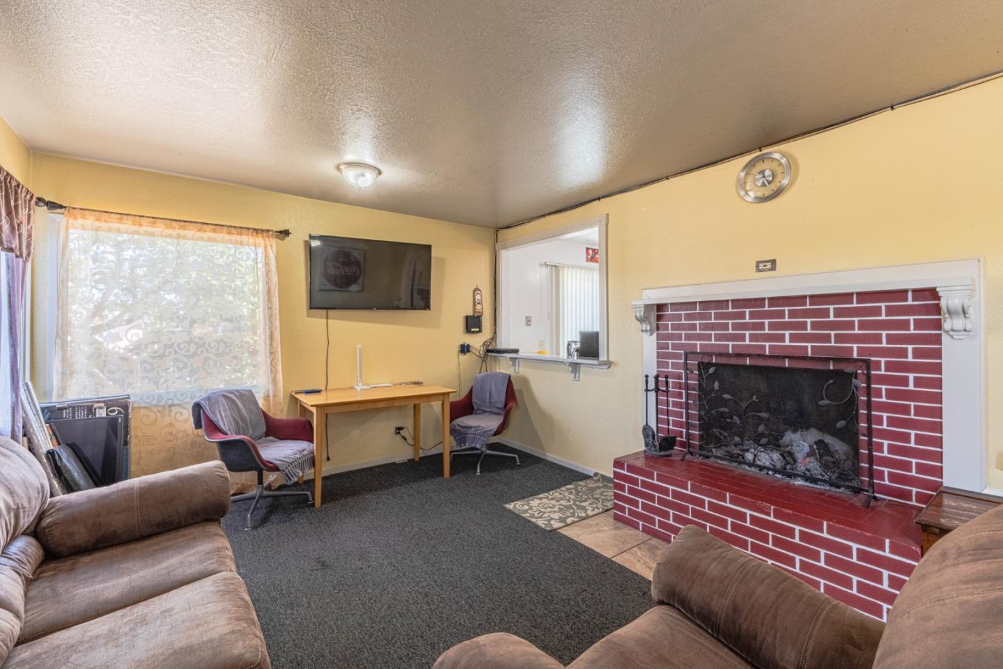 1484 Sonoma AVE - Living area