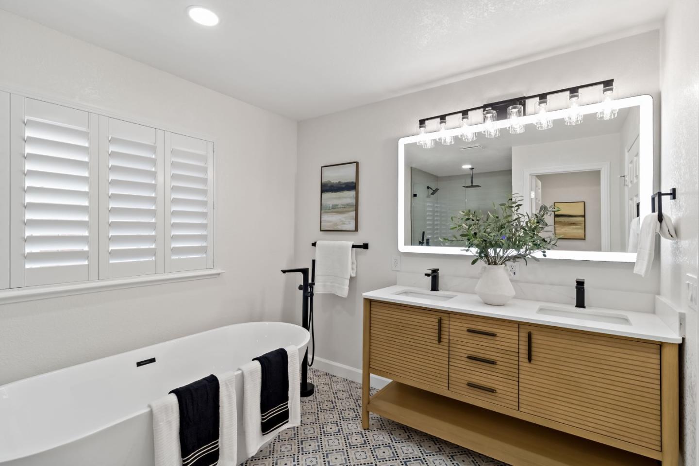 1304 Antwerp LN - Bathroom