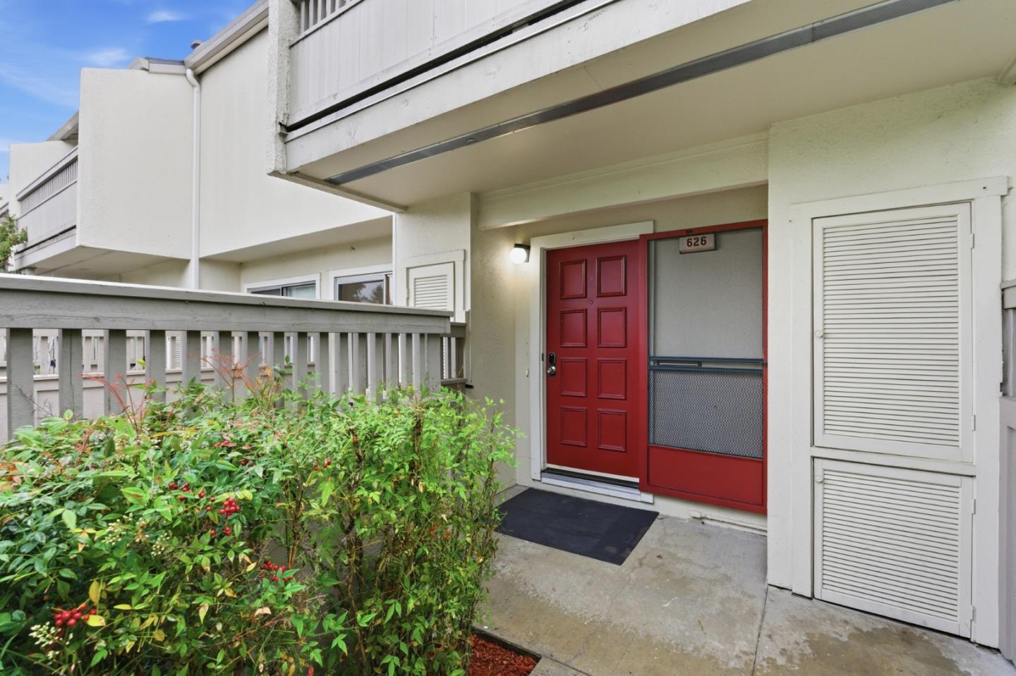 626 S Fair Oaks AVE - Living area