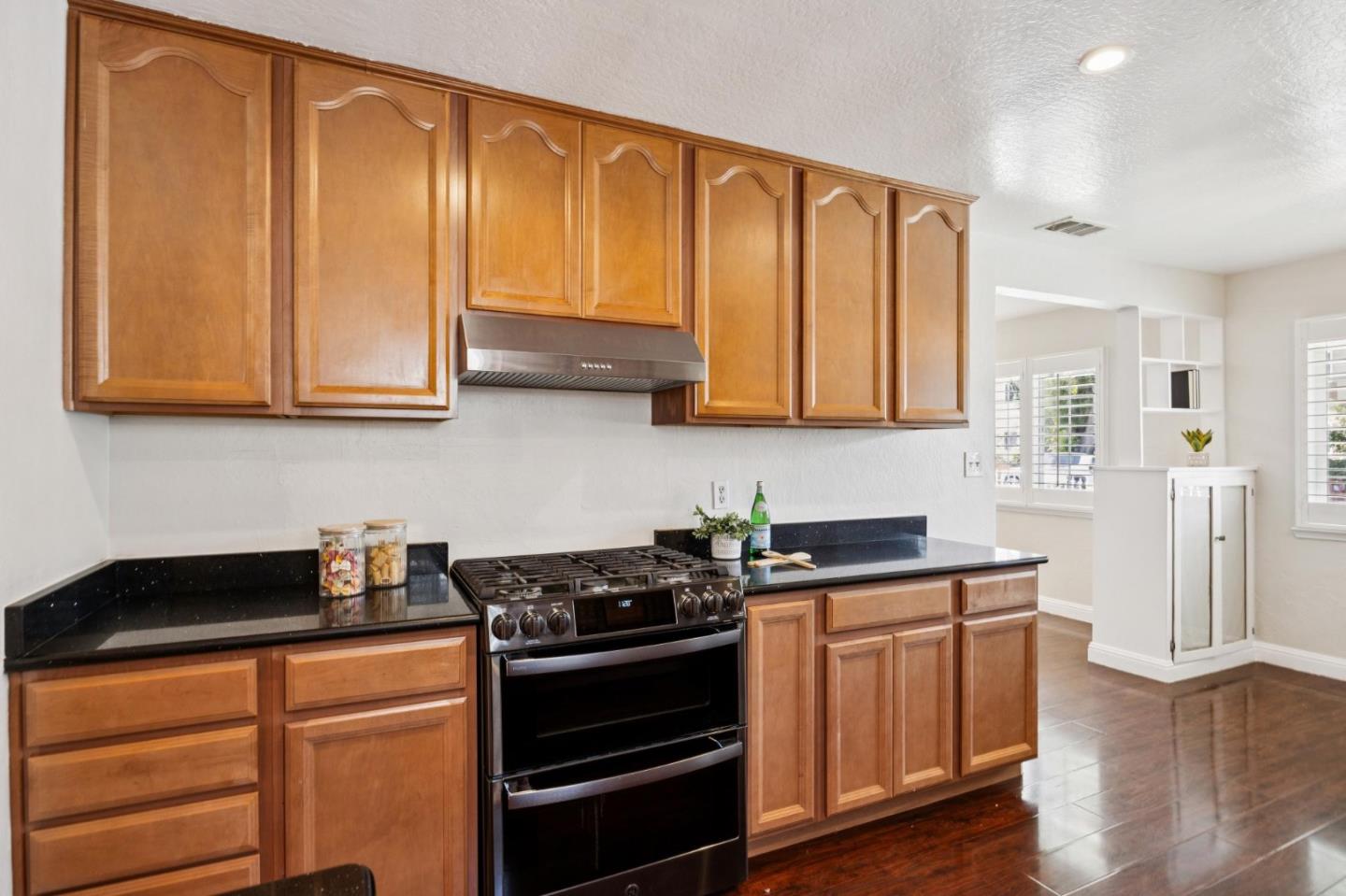 1278 Plum ST - Kitchen