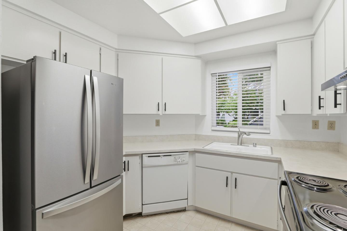 414 Shadowgraph DR - Living area