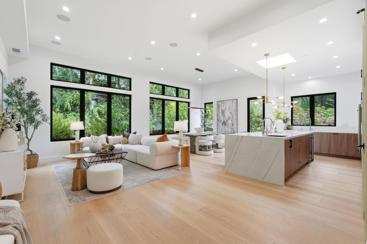 1084 Moffett CIR - Interior