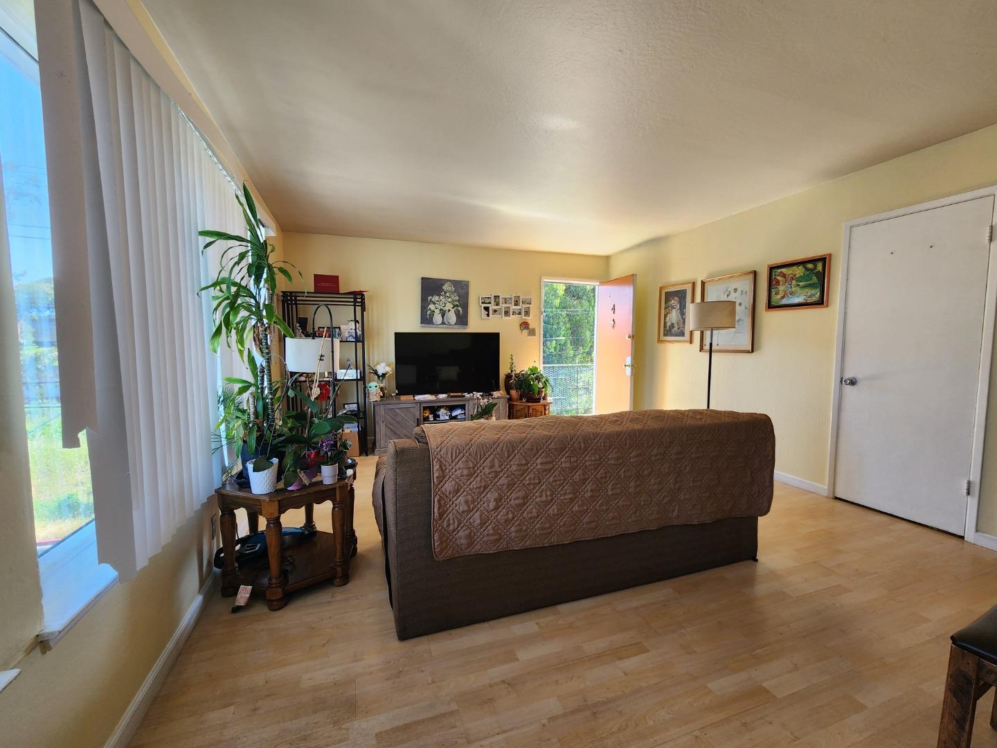 260 San Marco AVE - Living area