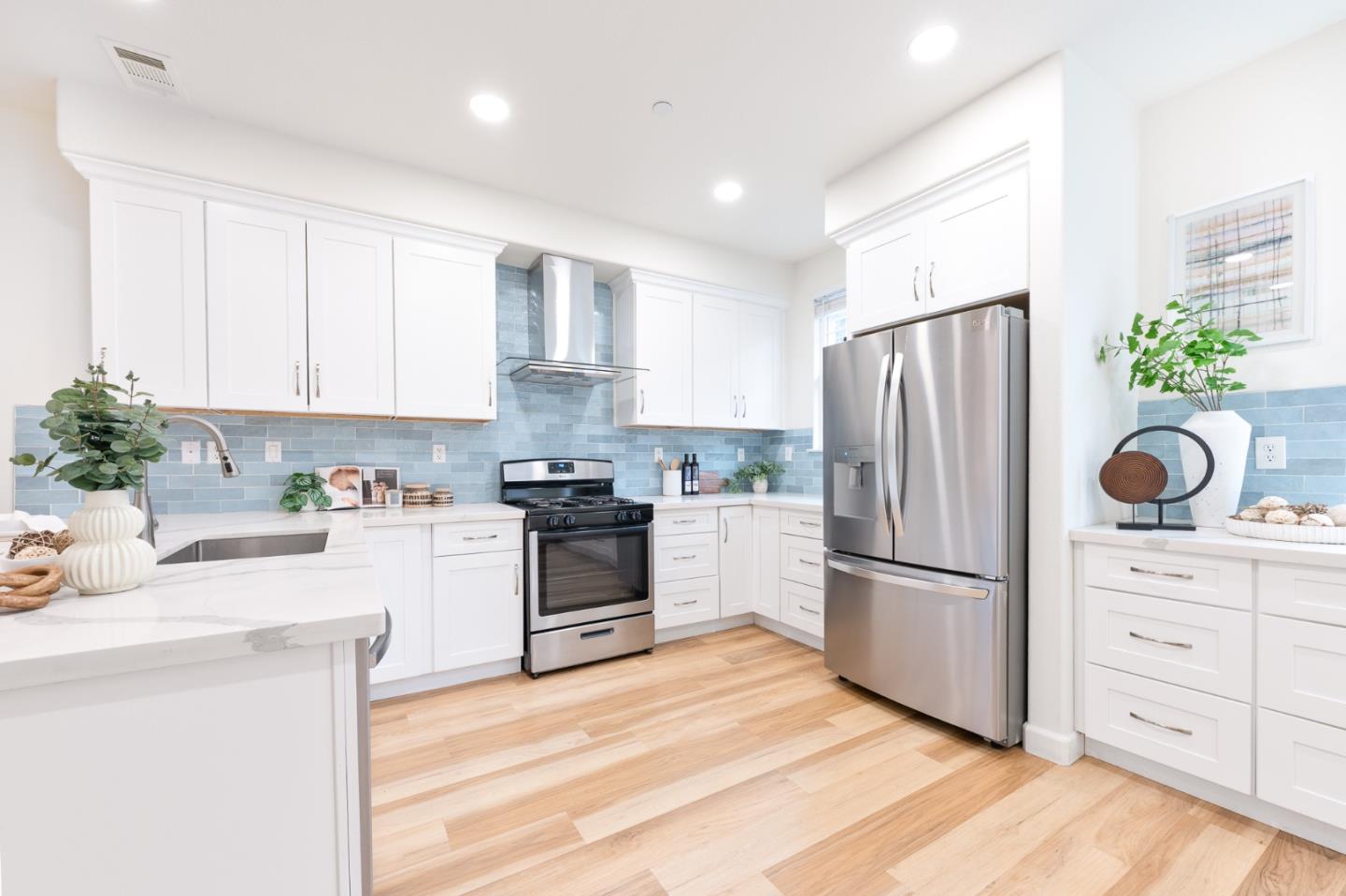 638 Almaden Walk LOOP - Kitchen