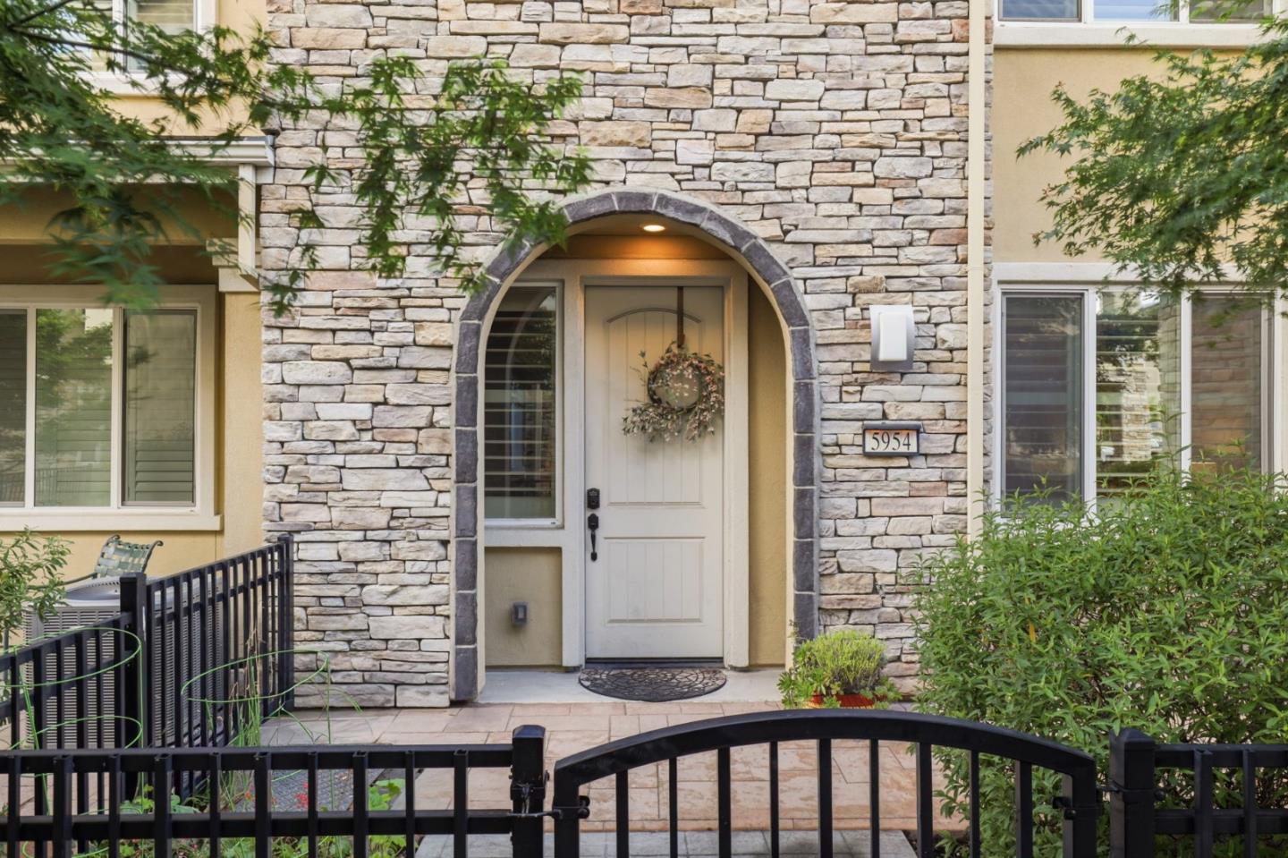 5954 Larkstone LOOP