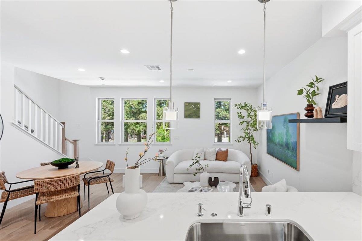 1309 W Middlefield RD - Living area