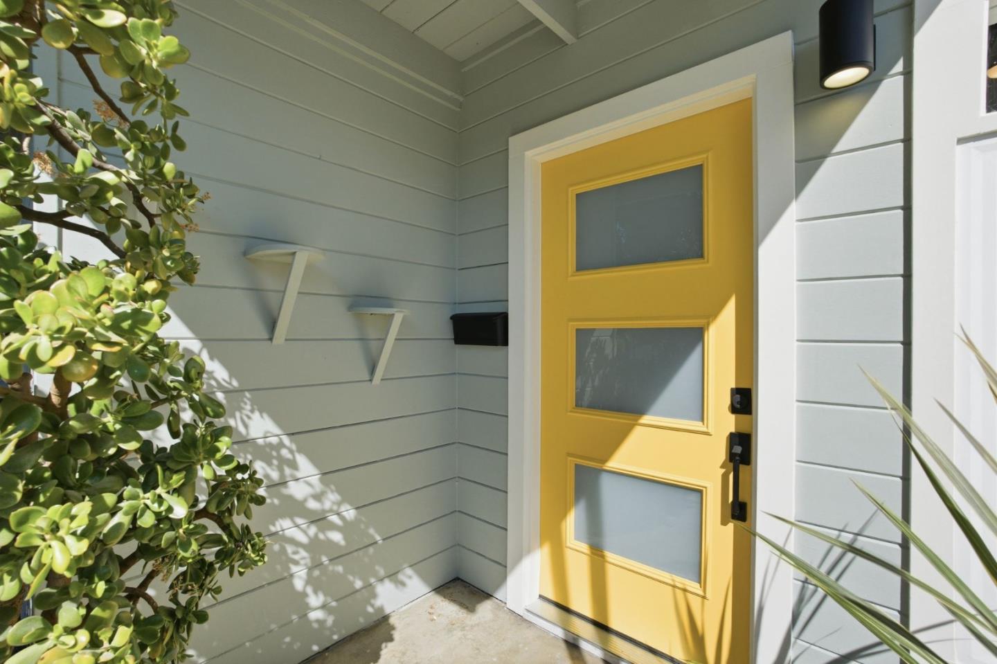 1140 Almanor AVE - Interior