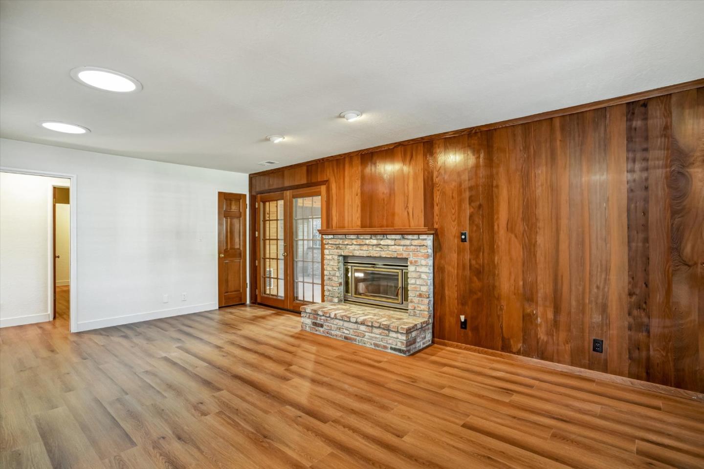 784 Sherman Oaks DR - Living area